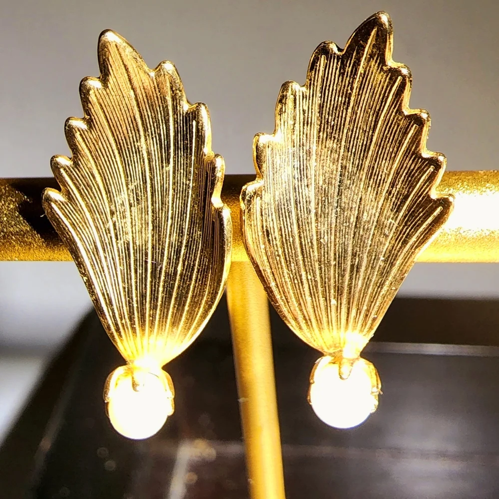 Vintage art Deco lightweight golden feather prong set pearl clip on earrings